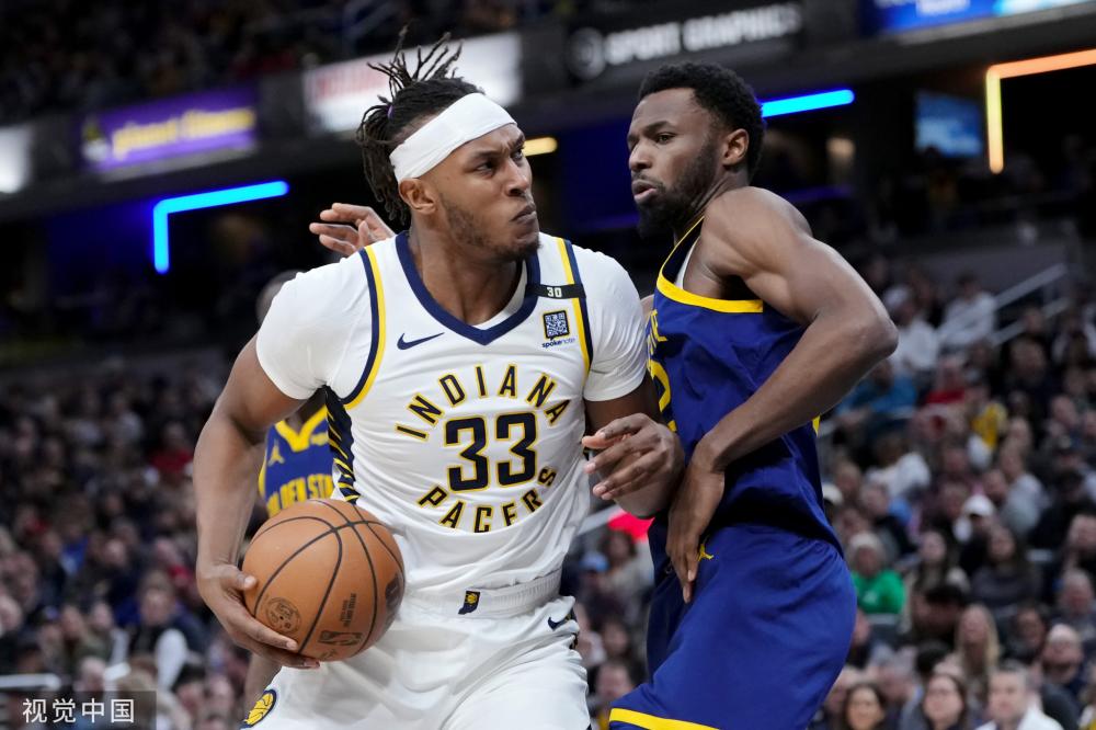 她调整了饮 她调整了饮