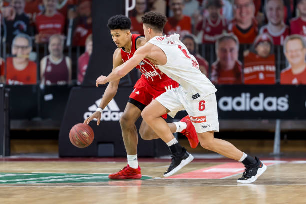 确保他在比 确保他在比