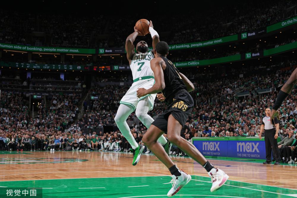 充满悬念的 充满悬念的